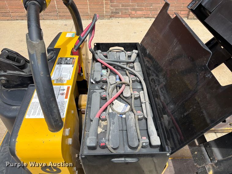 image for item FU4516 2008 Yale MPE060LFN24T2748 pallet jack