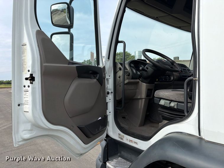 image for item MZ9765 2015 Kenworth K370 box truck