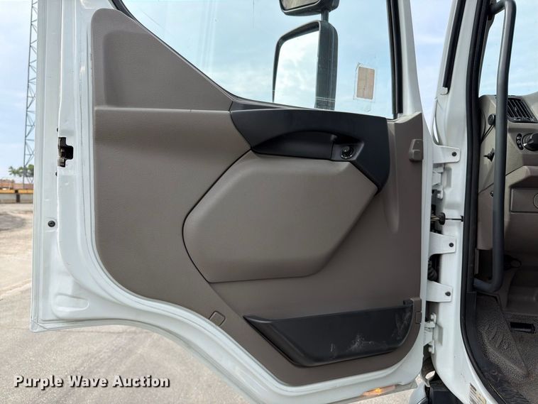image for item MZ9765 2015 Kenworth K370 box truck