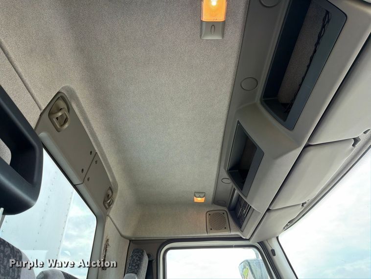 image for item MZ9765 2015 Kenworth K370 box truck