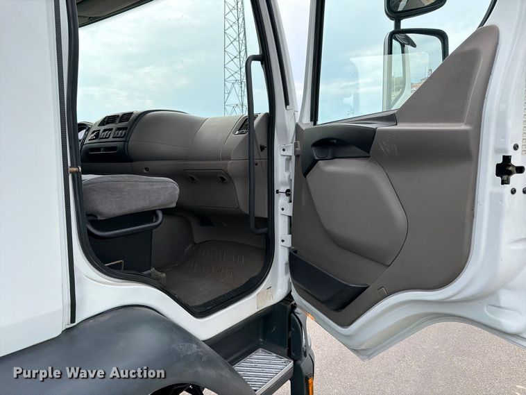 image for item MZ9765 2015 Kenworth K370 box truck