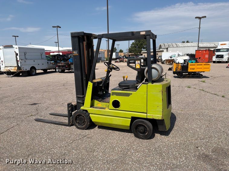image for item MZ9818 Clark GCS25MC forklift