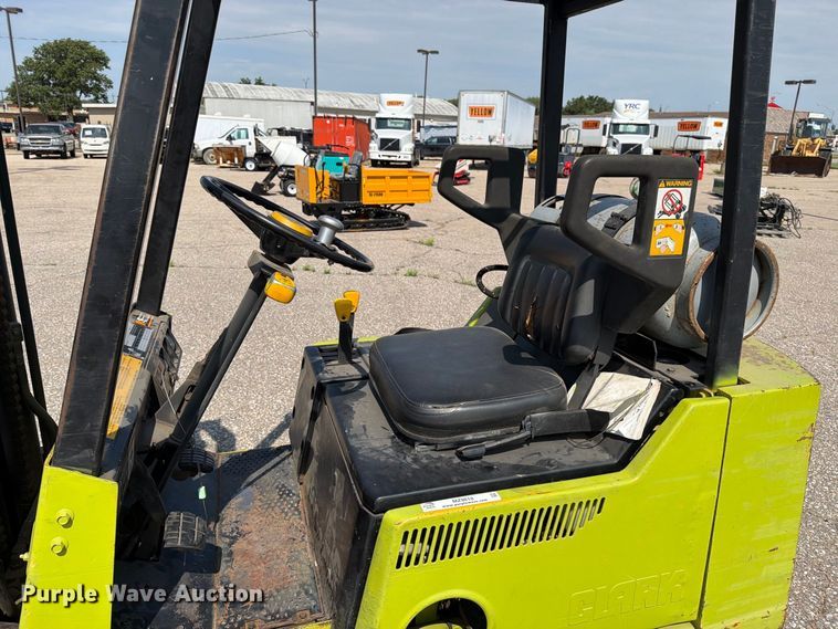 image for item MZ9818 Clark GCS25MC forklift