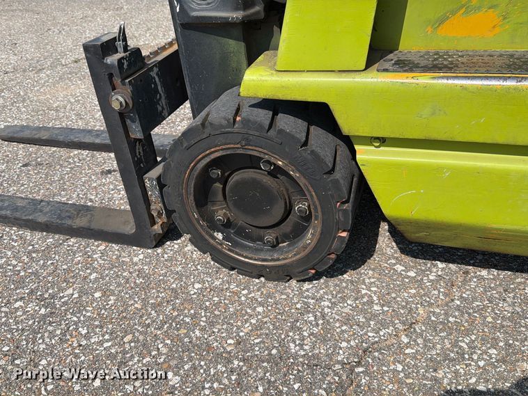 image for item MZ9818 Clark GCS25MC forklift