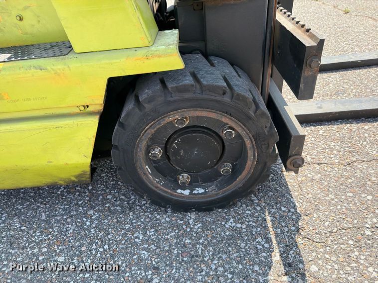 image for item MZ9818 Clark GCS25MC forklift
