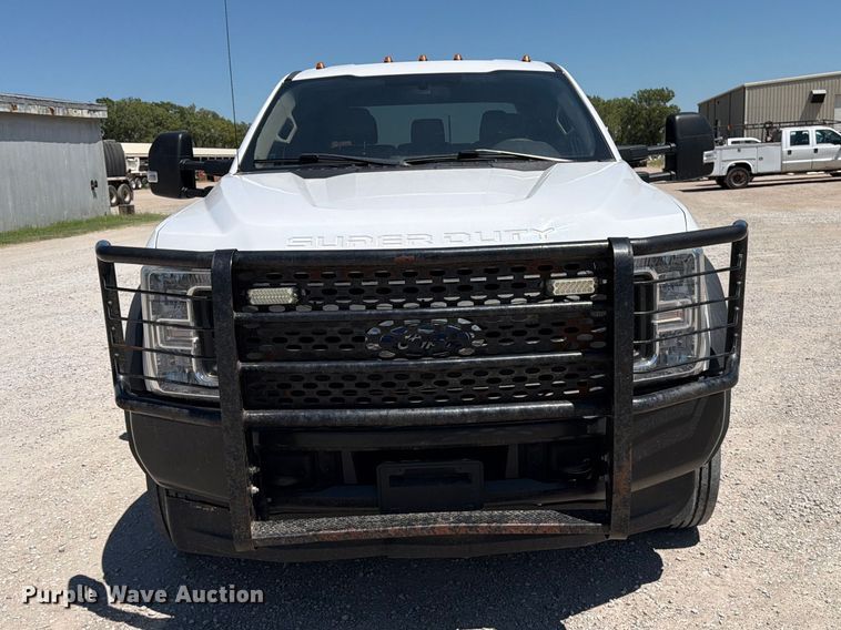 image for item MZ9837 2019 Ford F550 Super Duty Crew Cab truck cab and chassis