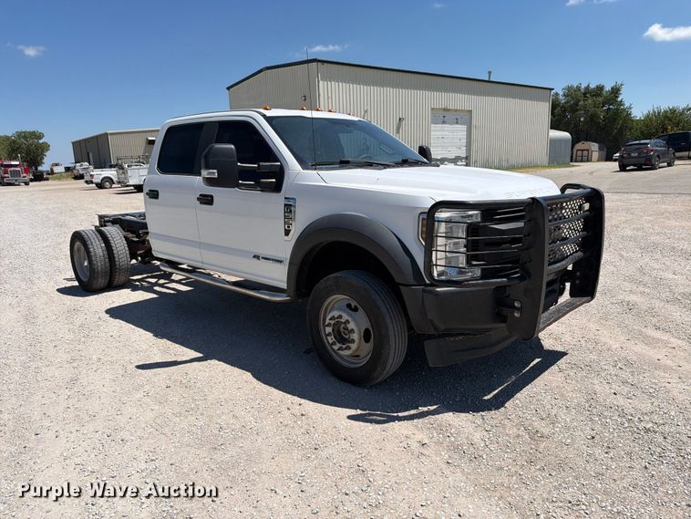 image for item MZ9837 2019 Ford F550 Super Duty Crew Cab truck cab and chassis