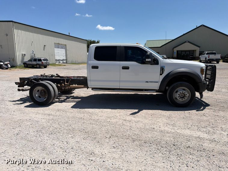 image for item MZ9837 2019 Ford F550 Super Duty Crew Cab truck cab and chassis