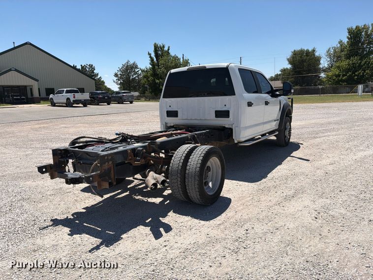 image for item MZ9837 2019 Ford F550 Super Duty Crew Cab truck cab and chassis