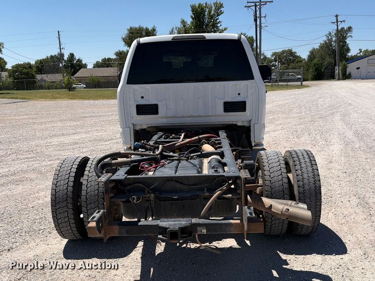 image for item MZ9837 2019 Ford F550 Super Duty Crew Cab truck cab and chassis