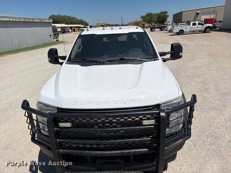 image for item MZ9837 2019 Ford F550 Super Duty Crew Cab truck cab and chassis