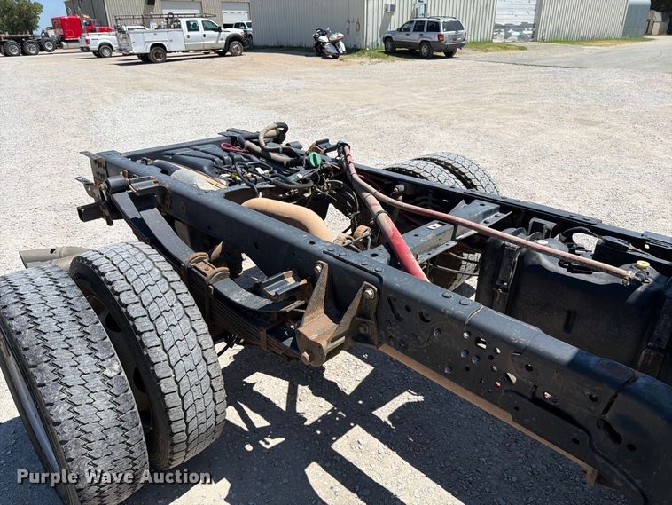 image for item MZ9837 2019 Ford F550 Super Duty Crew Cab truck cab and chassis