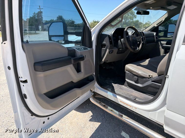 image for item MZ9837 2019 Ford F550 Super Duty Crew Cab truck cab and chassis