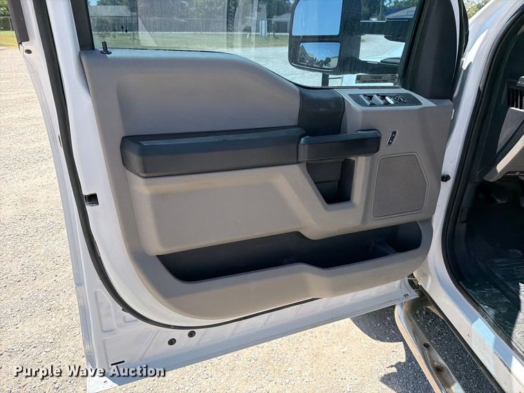 image for item MZ9837 2019 Ford F550 Super Duty Crew Cab truck cab and chassis