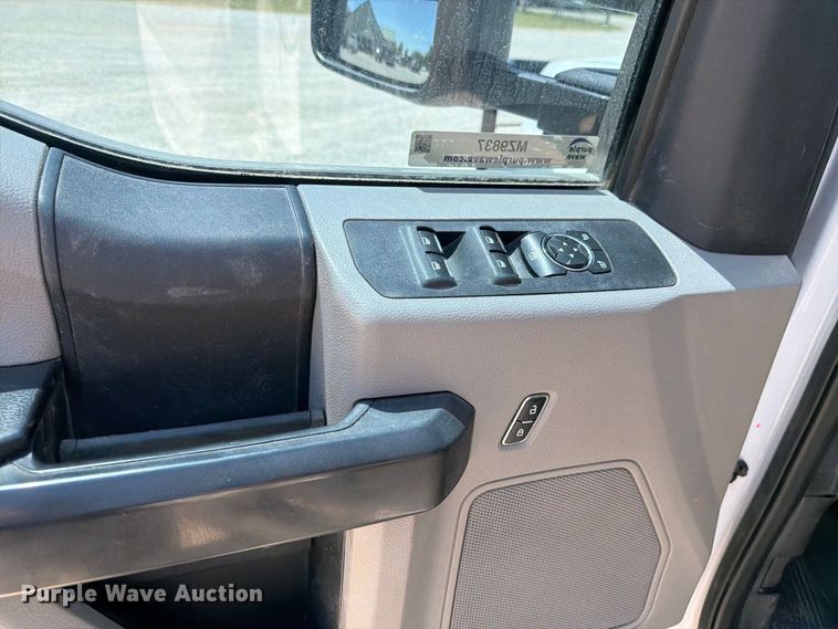 image for item MZ9837 2019 Ford F550 Super Duty Crew Cab truck cab and chassis