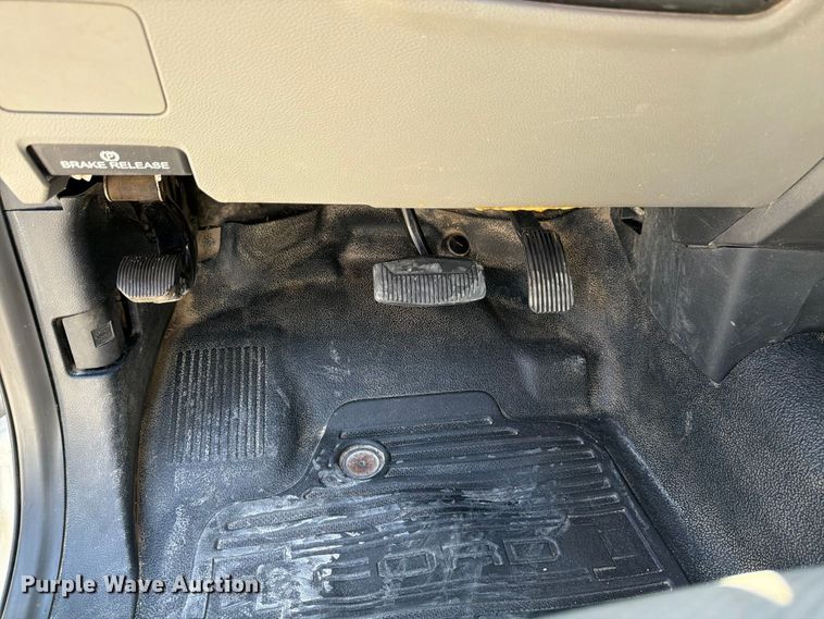 image for item MZ9837 2019 Ford F550 Super Duty Crew Cab truck cab and chassis