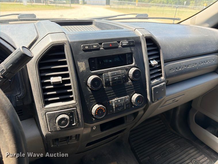 image for item MZ9837 2019 Ford F550 Super Duty Crew Cab truck cab and chassis