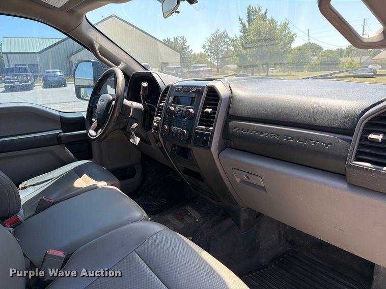 image for item MZ9837 2019 Ford F550 Super Duty Crew Cab truck cab and chassis