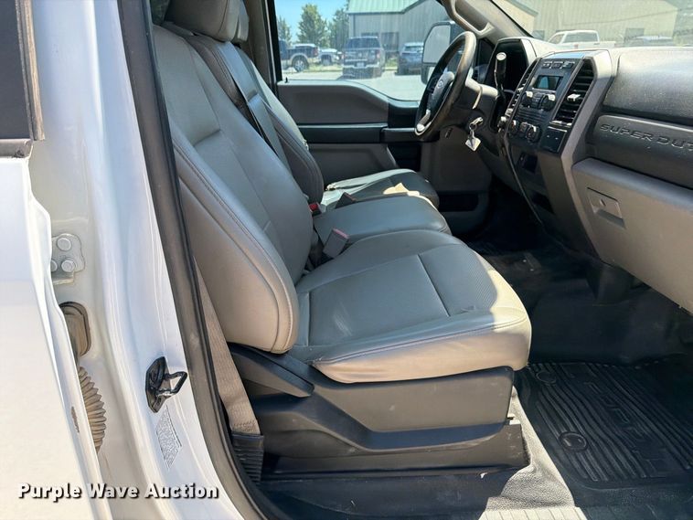 image for item MZ9837 2019 Ford F550 Super Duty Crew Cab truck cab and chassis