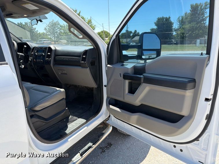 image for item MZ9837 2019 Ford F550 Super Duty Crew Cab truck cab and chassis