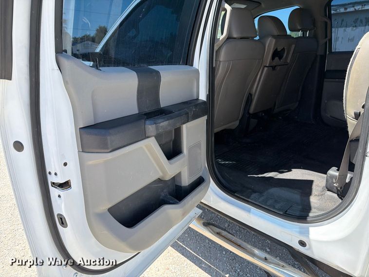 image for item MZ9837 2019 Ford F550 Super Duty Crew Cab truck cab and chassis