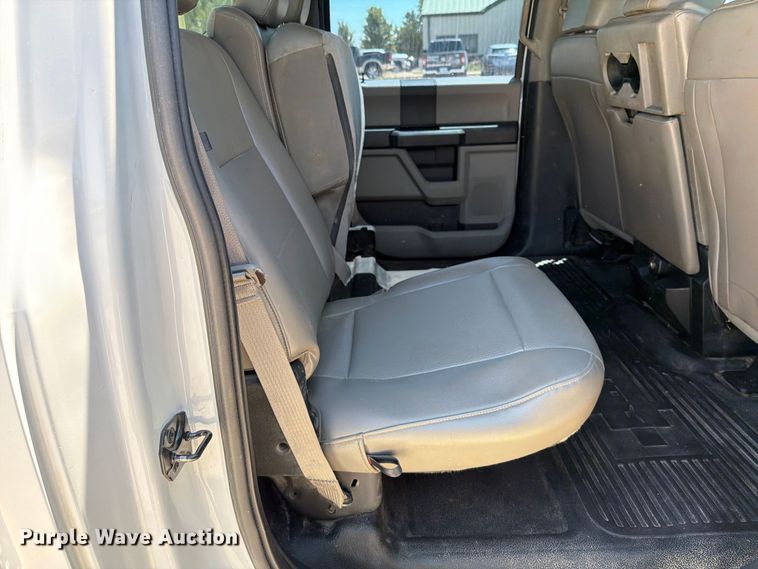image for item MZ9837 2019 Ford F550 Super Duty Crew Cab truck cab and chassis