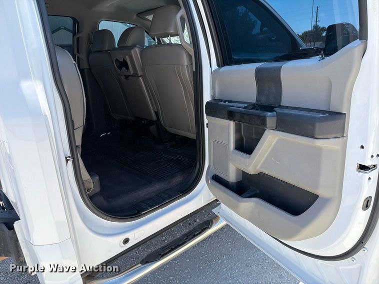 image for item MZ9837 2019 Ford F550 Super Duty Crew Cab truck cab and chassis