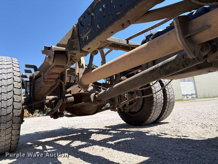 image for item MZ9837 2019 Ford F550 Super Duty Crew Cab truck cab and chassis