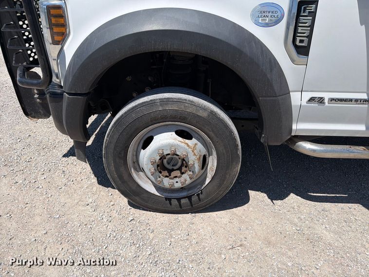image for item MZ9837 2019 Ford F550 Super Duty Crew Cab truck cab and chassis