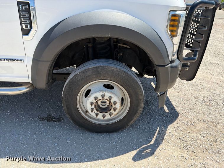 image for item MZ9837 2019 Ford F550 Super Duty Crew Cab truck cab and chassis
