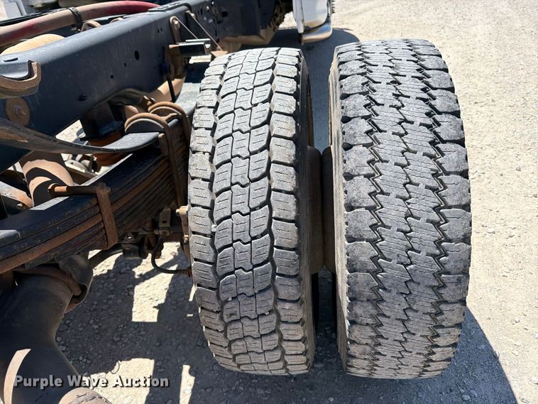 image for item MZ9837 2019 Ford F550 Super Duty Crew Cab truck cab and chassis