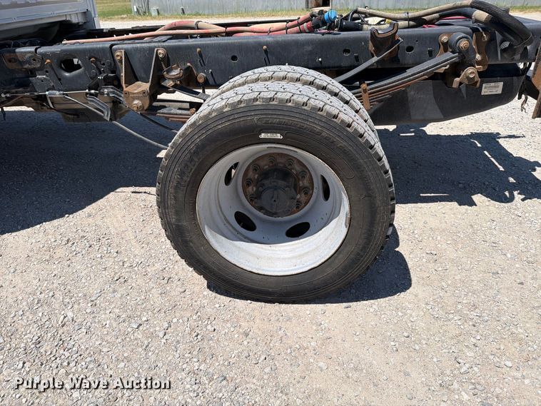 image for item MZ9837 2019 Ford F550 Super Duty Crew Cab truck cab and chassis