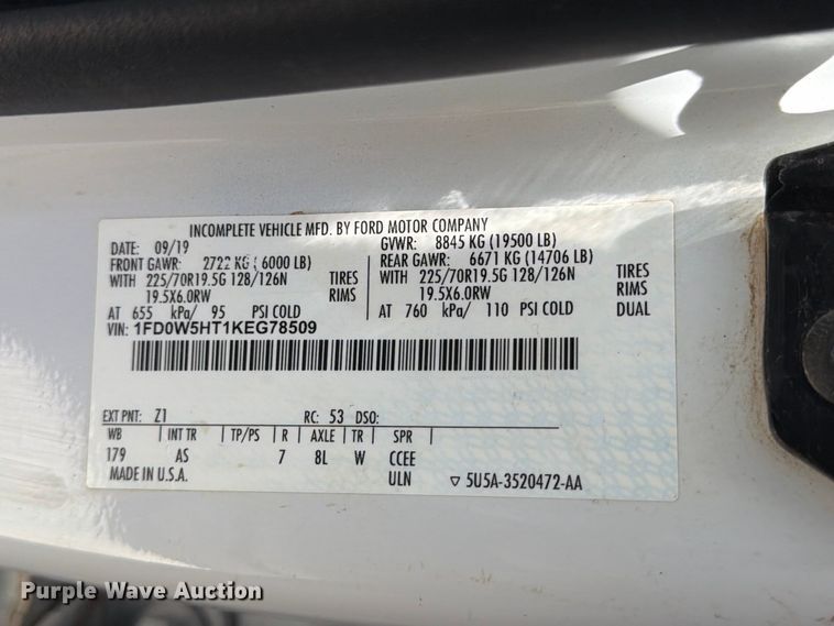 image for item MZ9837 2019 Ford F550 Super Duty Crew Cab truck cab and chassis