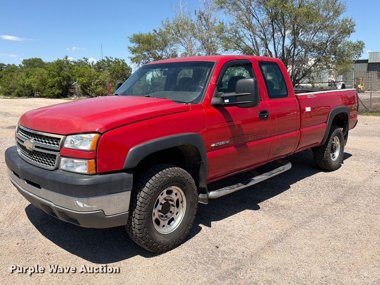 2005 Chevrolet Silverado 2500 Ext. Cab pickup truck