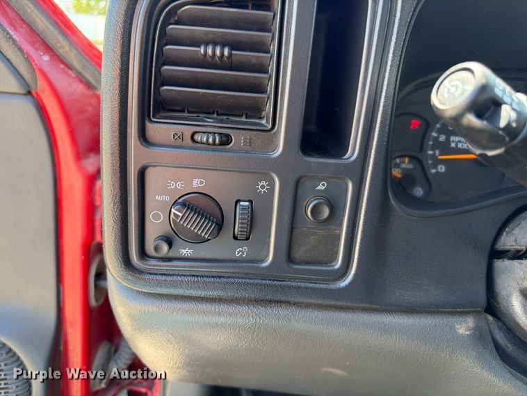 image for item NJ9046 2005 Chevrolet Silverado 2500 Ext. Cab pickup truck