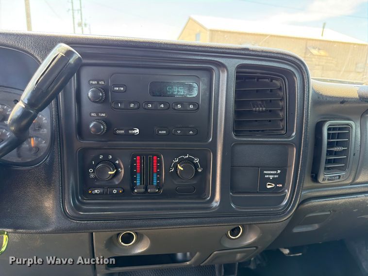 image for item NJ9046 2005 Chevrolet Silverado 2500 Ext. Cab pickup truck