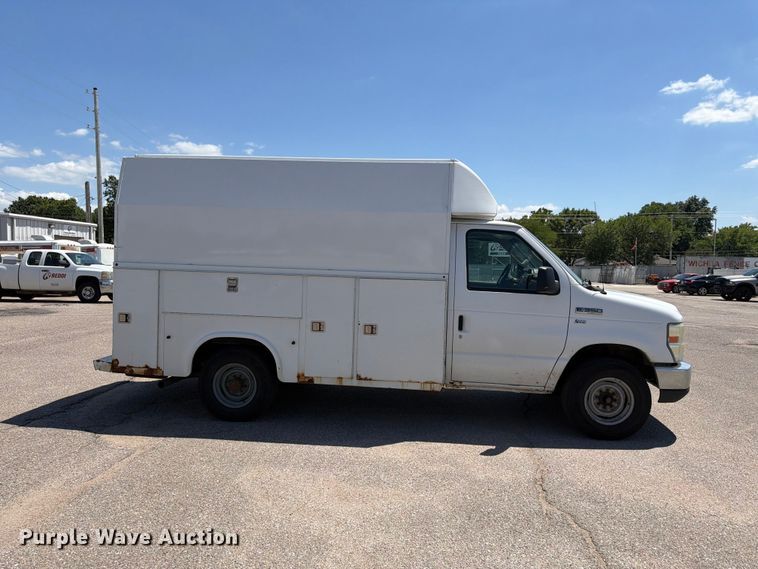 image for item NJ9061 2010 Ford E350 Super Duty utility van