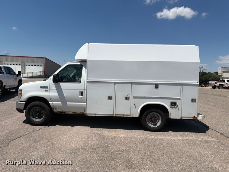 image for item NJ9061 2010 Ford E350 Super Duty utility van