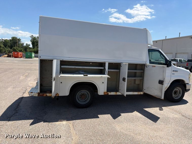 image for item NJ9061 2010 Ford E350 Super Duty utility van
