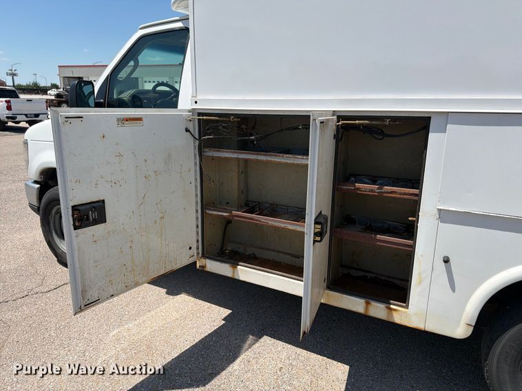 image for item NJ9061 2010 Ford E350 Super Duty utility van