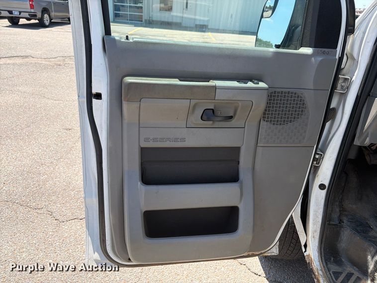 image for item NJ9061 2010 Ford E350 Super Duty utility van