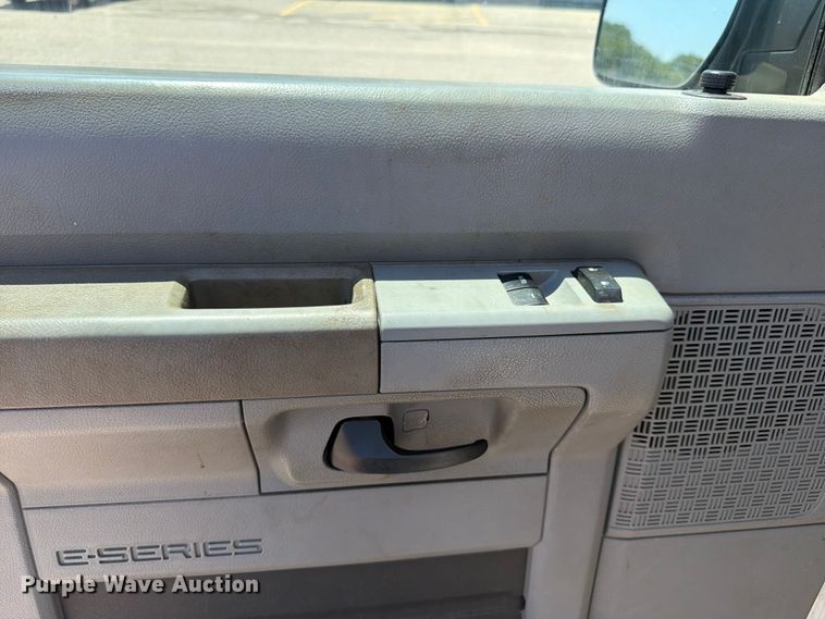 image for item NJ9061 2010 Ford E350 Super Duty utility van