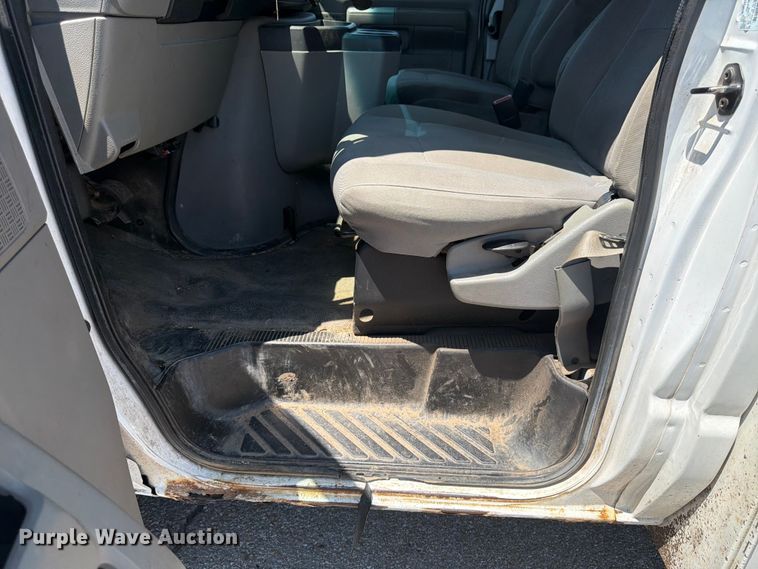 image for item NJ9061 2010 Ford E350 Super Duty utility van