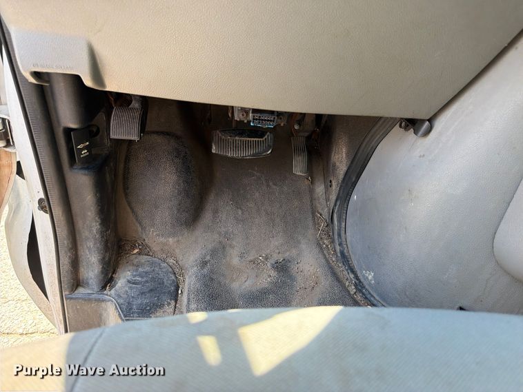 image for item NJ9061 2010 Ford E350 Super Duty utility van