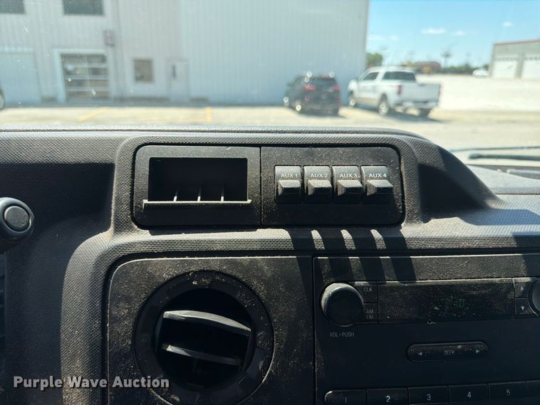 image for item NJ9061 2010 Ford E350 Super Duty utility van