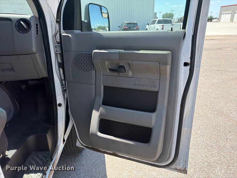 image for item NJ9061 2010 Ford E350 Super Duty utility van
