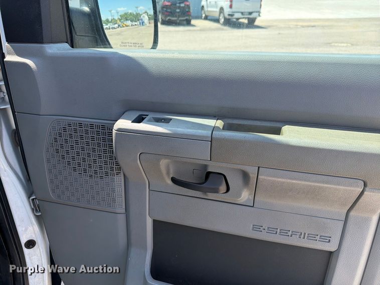 image for item NJ9061 2010 Ford E350 Super Duty utility van
