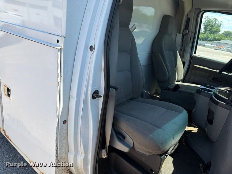 image for item NJ9061 2010 Ford E350 Super Duty utility van