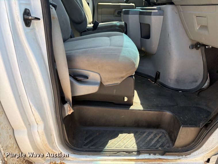 image for item NJ9061 2010 Ford E350 Super Duty utility van