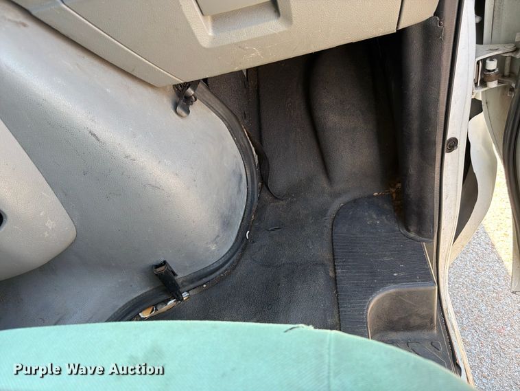 image for item NJ9061 2010 Ford E350 Super Duty utility van